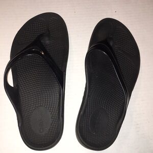 Oofos Black Flip Flops | Size W8